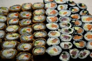 diferentes tipos de sushi de frutos do mar da ásia em uma ardósia foto