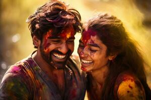 feliz indiano casal sorridente às piedosos festival foto
