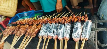 saciar buntel ou satay buntel é satay fez a partir de picado Carneiro embrulhado dentro Carneiro gordo é ser grelhado em carvão foto