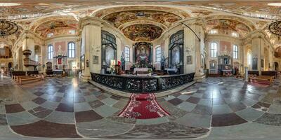 cheio esférico desatado hdri 360 panorama dentro do católico igreja, arquitetônico monumento do maneirismo e barroco com arcos e afrescos dentro equirretangular projeção, vr conteúdo foto