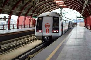 Délhi, Índia-julho 16 2023-Delhi metro trem A chegar às jhandewalan metro estação dentro Novo Délhi, Índia, Ásia, público metro partindo a partir de jhandewalan estação dentro que Mais que 20 lakhs passageiros foto