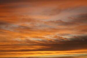 dourado nuvens dentro a tarde dia com pôr do sol foto