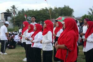 gorontalo, Indonésia - agosto 17, 2023 - uma grupo do deficiente auditivo indivíduos torna-se uma coro guia grupo durante a comemoração do da indonésia 78º independência dia foto