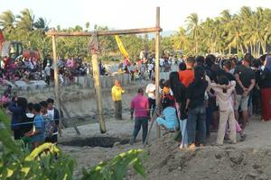 gorontalo, Indonésia - agosto 20 2023 - grupo do feliz indonésio crianças com cheio do lama é jogando Indonésia tradicional jogos chamado Panjat Pisang durante Indonésia independência dia foto