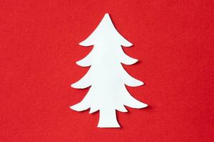 vermelho Natal árvore papel cortar isolado foto