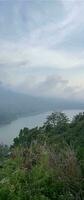 lindo panorama do lindo campo do gêmeo lago dentro bali. ensolarado tarde. Maravilhoso primavera panorama dentro montanhas foto