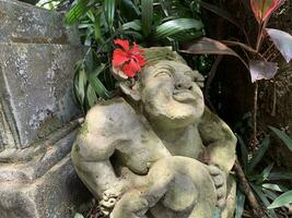 lindo artístico bali pedra estátua do uma balinesa antigo jardim estátua usava Como jardim decoração, javanese gnomo Indonésia foto