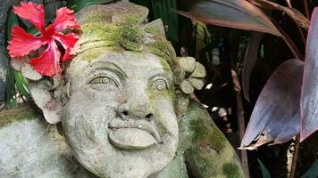 lindo artístico bali pedra estátua do uma balinesa antigo jardim estátua usava Como jardim decoração, javanese gnomo Indonésia foto