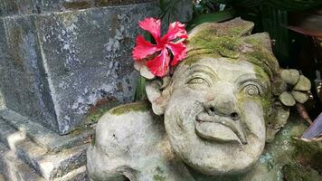 lindo artístico bali pedra estátua do uma balinesa antigo jardim estátua usava Como jardim decoração, javanese gnomo Indonésia foto