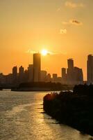 a noite Visão do a cidade do Yeouido, uma arranha-céus prédio, tiro às dongjak ponte dentro Seul às pôr do sol foto