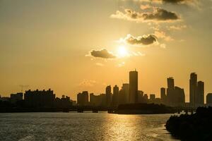 a noite Visão do a cidade do Yeouido, uma arranha-céus prédio, tiro às dongjak ponte dentro Seul às pôr do sol foto