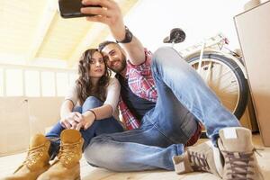 bonita jovem casal levar uma selfie depois de comovente foto