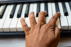 fechar-se do piano chaves. piano Preto e branco chaves e piano teclado musical instrumento colocada às a casa sacada durante ensolarado dia. foto