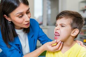 uma mulher discurso terapeuta ofertas com a criança e ensina ele a corrigir pronúncia e competente discurso. foto