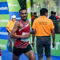 Novo Délhi, Índia - Julho 16 2023 - vedanta Délhi metade maratona raça depois de cobiçado dentro que maratona participantes sobre para Cruz a terminar linha, Délhi metade maratona 2022 foto