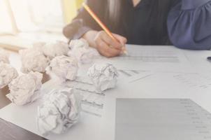 nenhuma ideia e conceito de falha, mão humana segurando papel amassado e lixo. foto