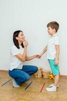 atraente mulher discurso terapeuta ensina criança para pronunciar sons e palavras corretamente dentro escritório foto