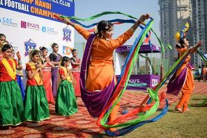 Novo Délhi, Índia - Julho 01 2023 - bharatanatyam indiano clássico odissi dançarinos realizando às estágio. lindo indiano menina dançarinos dentro a postura do indiano dança. indiano clássico dança bharatanatyam foto