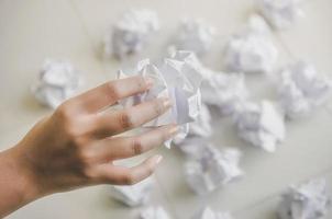 nenhuma ideia e conceito de falha, mão humana segurando papel amassado e lixo. foto