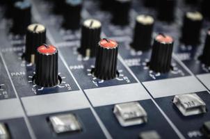 console de mixagem de áudio e mixagem de som com botões e controles deslizantes.