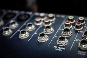 console de mixagem de áudio e mixagem de som com botões e controles deslizantes.