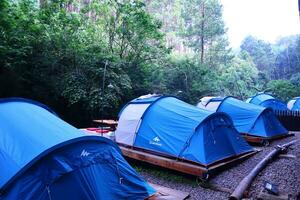acampamento tendas de a rio foto