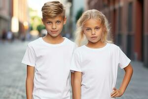 retrato do dois pequeno crianças dentro branco Camisetas em uma cidade rua.ai gerado foto