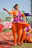 Novo Délhi, Índia - Julho 01 2023 - bharatanatyam indiano clássico odissi dançarinos realizando às estágio. lindo indiano menina dançarinos dentro a postura do indiano dança. indiano clássico dança bharatanatyam foto