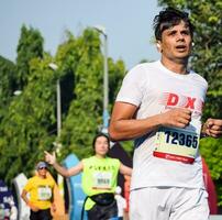 Novo Délhi, Índia - Julho 16 2023 - vedanta Délhi metade maratona raça depois de cobiçado dentro que maratona participantes sobre para Cruz a terminar linha, Délhi metade maratona 2022 foto