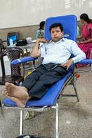 Délhi, Índia, Junho 19 2023 - sangue doador às sangue doação acampamento mantido às Balaji têmpora, vivek vihar, Délhi, Índia, imagem para mundo sangue doador dia em Junho 14 cada ano, sangue doação acampamento às têmpora foto