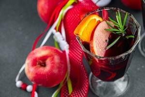 Natal maçã cidra ponderado vinho aperitivo Natal quente beber doce sobremesa coquetel feriado tratar Novo ano e Natal celebração refeição Comida lanche em a mesa foto