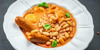 Cassoulet Grosso feijão sopa com carne, feijões, salsichas delicioso saudável comendo cozinhando Aperitivo refeição Comida lanche em a mesa cópia de espaço Comida fundo rústico topo Visão foto