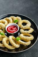 cebola argolas dentro massa profundo frigideira tomate molho velozes Comida delicioso comendo cozinhando Aperitivo refeição Comida lanche em a mesa cópia de espaço foto