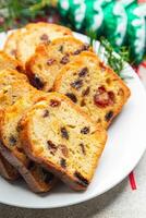 fruta bolo doce sobremesa pastelaria seco frutas cereja, seco damasco, ameixa seca, passas Natal doce sobremesa feriado tratar Novo ano e Natal refeição Comida lanche em a mesa cópia de espaço Comida fundo foto