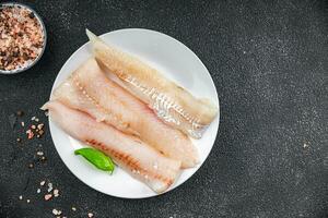 azul badejo peixe filé fresco frutos do mar delicioso saudável comendo pescetarian cozinhando Aperitivo refeição Comida lanche em a mesa cópia de espaço Comida fundo rústico topo Visão foto