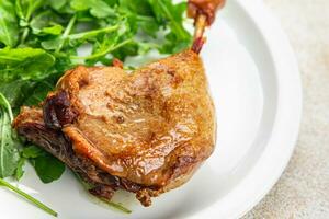 Pato perna confitar baga molho aves de capoeira carne comendo cozinhando Aperitivo refeição Comida lanche em a mesa foto