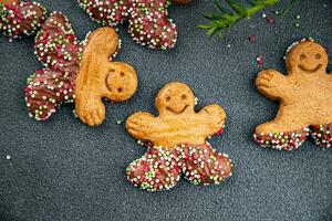 Pão de gengibre homem Natal Pão de gengibre biscoitos doce sobremesa feriado cozimento tratar Novo ano e celebração refeição Comida lanche em a mesa cópia de espaço Comida fundo foto