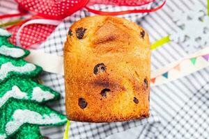 Panettone Natal cozimento doce pastelaria seco frutas chocolate Natal doce sobremesa feriado tratar Novo ano e Natal celebração refeição Comida lanche em a mesa cópia de espaço foto