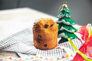 Panettone Natal sobremesa assar doce pastelaria seco frutas chocolate doce feriado tratar Novo ano celebração refeição Comida lanche em a mesa cópia de espaço Comida fundo rústico foto