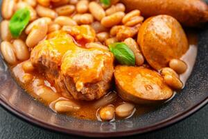 Cassoulet Grosso feijão sopa com carne, feijões, salsichas delicioso saudável comendo cozinhando Aperitivo refeição Comida lanche em a mesa cópia de espaço Comida fundo rústico topo Visão foto