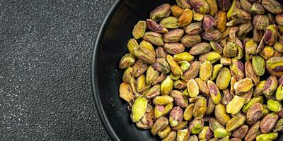 pistachios descascado noz saudável comendo cozinhando Aperitivo refeição Comida lanche em a mesa cópia de espaço Comida fundo rústico topo Visão foto