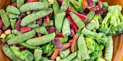 congeladas legumes misturar brócolis, milho, cenouras, verde ervilhas, verde feijões, Sino pimentas, feijões fresco delicioso saudável comendo cozinhando Aperitivo refeição Comida lanche em a mesa foto