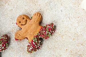 Pão de gengibre homem Natal Pão de gengibre biscoitos canela, baunilha, gengibre Natal doce sobremesa feriado cozimento tratar Novo ano e celebração refeição Comida lanche em a mesa foto