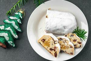 Natal roubado sobremesa doce cozimento tratar Novo ano e Natal refeição Comida lanche em a mesa foto