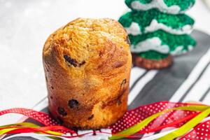 Panettone Natal sobremesa assar doce pastelaria seco frutas chocolate doce feriado tratar Novo ano celebração refeição Comida lanche em a mesa cópia de espaço Comida fundo rústico foto