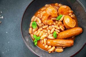 Cassoulet Grosso feijão sopa com carne, feijões, salsichas delicioso saudável comendo cozinhando Aperitivo refeição Comida lanche em a mesa cópia de espaço Comida fundo rústico topo Visão foto