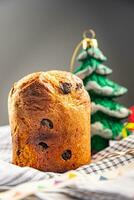 Panettone Natal sobremesa assar doce pastelaria seco frutas chocolate doce feriado tratar Novo ano celebração refeição Comida lanche em a mesa cópia de espaço Comida fundo rústico foto