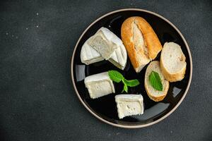 suave queijo dentro branco mofo delicioso cremoso gosto saudável comendo cozinhando Aperitivo refeição Comida lanche em a mesa cópia de espaço Comida fundo rústico topo Visão foto