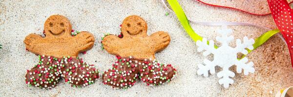 Pão de gengibre homem Natal bolacha Natal doce sobremesa feriado cozimento tratar Novo ano e celebração refeição Comida lanche em a mesa cópia de espaço Comida fundo foto