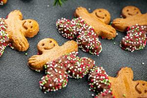 Pão de gengibre homem Natal Pão de gengibre biscoitos doce sobremesa feriado cozimento tratar Novo ano e celebração refeição Comida lanche em a mesa cópia de espaço Comida fundo foto